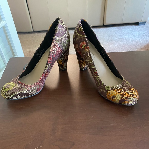 Shoes - Picture 2 of 4